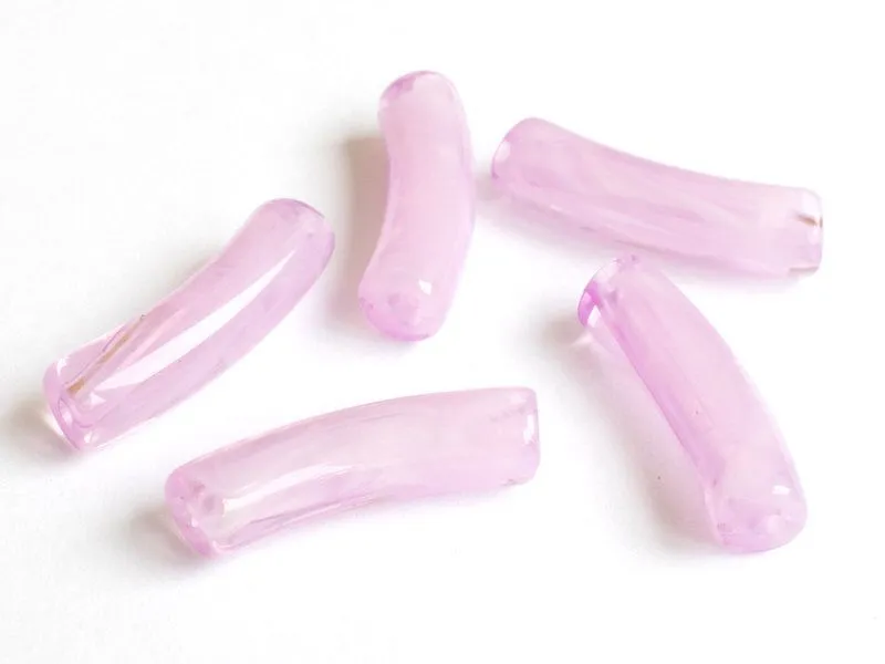 Réalisez des bijoux avec ce lot de perles tubes marbrées violettes !